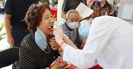 关爱老人口腔健康,社区公益义诊